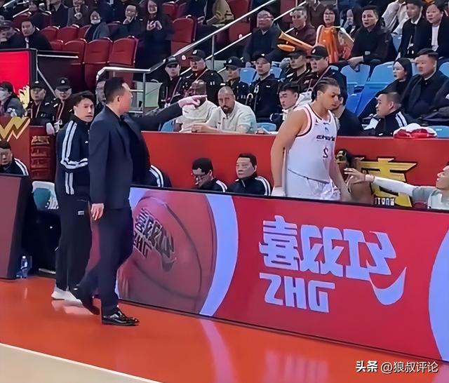 必赢体育官方网站-上海男篮疑似内讧！洛夫顿不满卢伟回怼惹争议 曾怒斥带着情绪打球